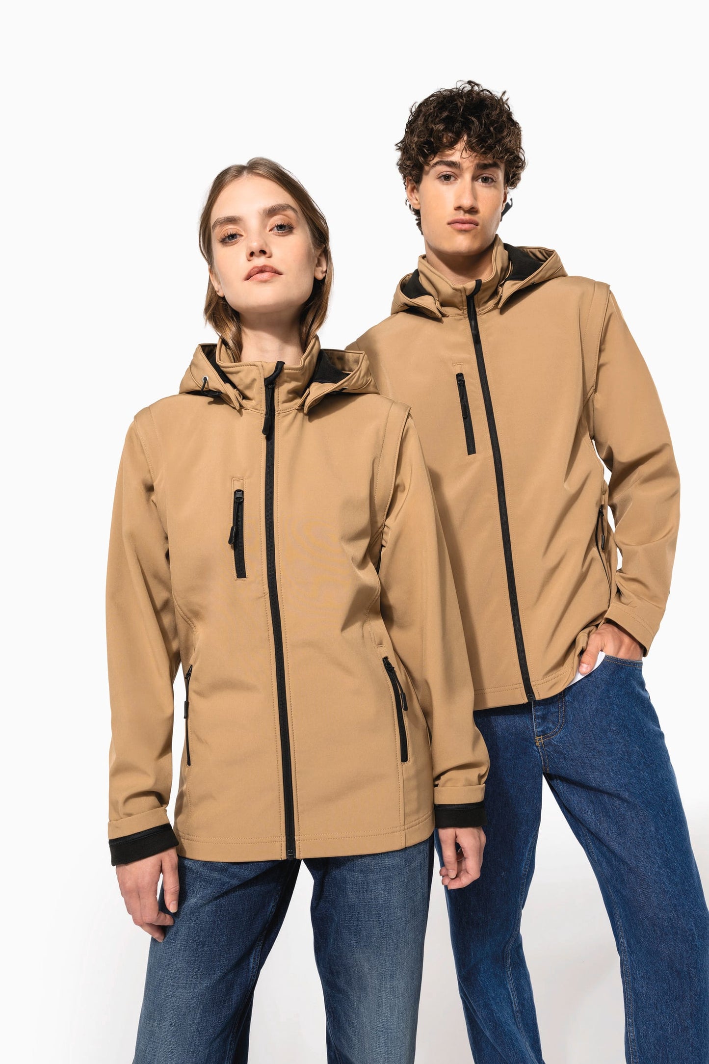 CHAQUETAS SOFTSHELL 3 CAPAS CON CAPUCHA Y MANGAS EXTRAÍBLES UNISEX - K422