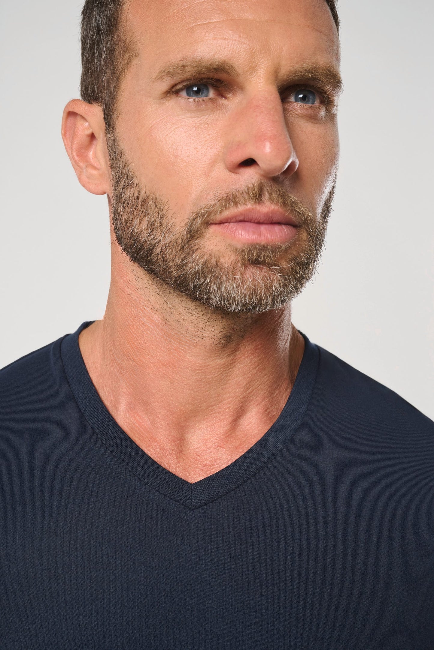 Camiseta ecorresponsable antibacteriana cuello de pico hombre