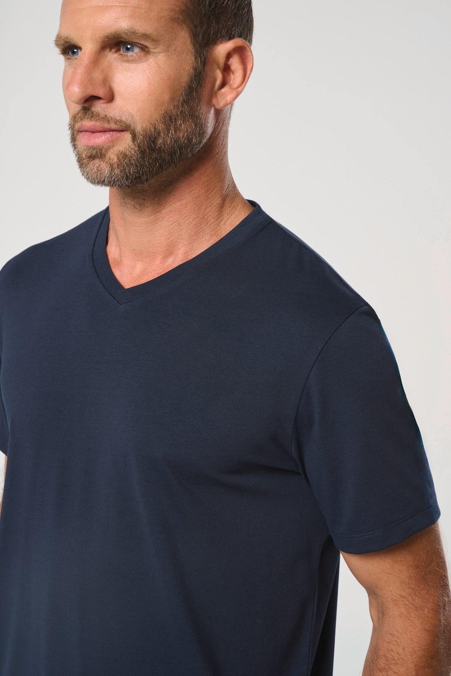Camiseta ecorresponsable antibacteriana cuello de pico hombre