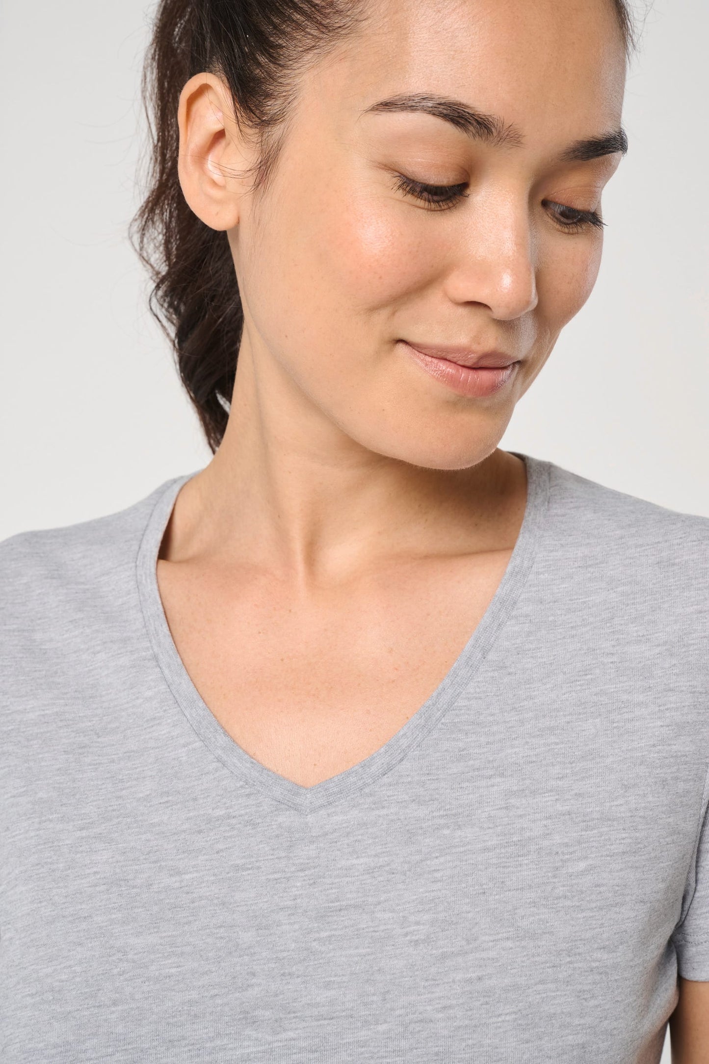 Camiseta ecorresponsable antibacteriana cuello de pico mujer