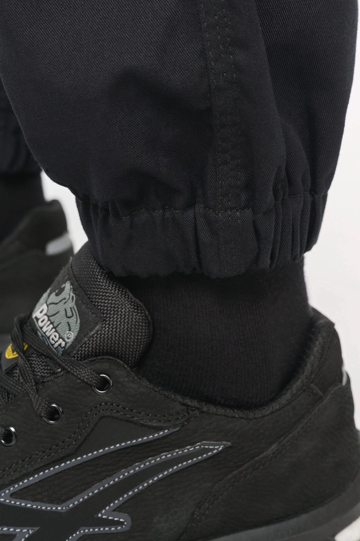 Pantalón tipo cargo unisex con bajo elástico