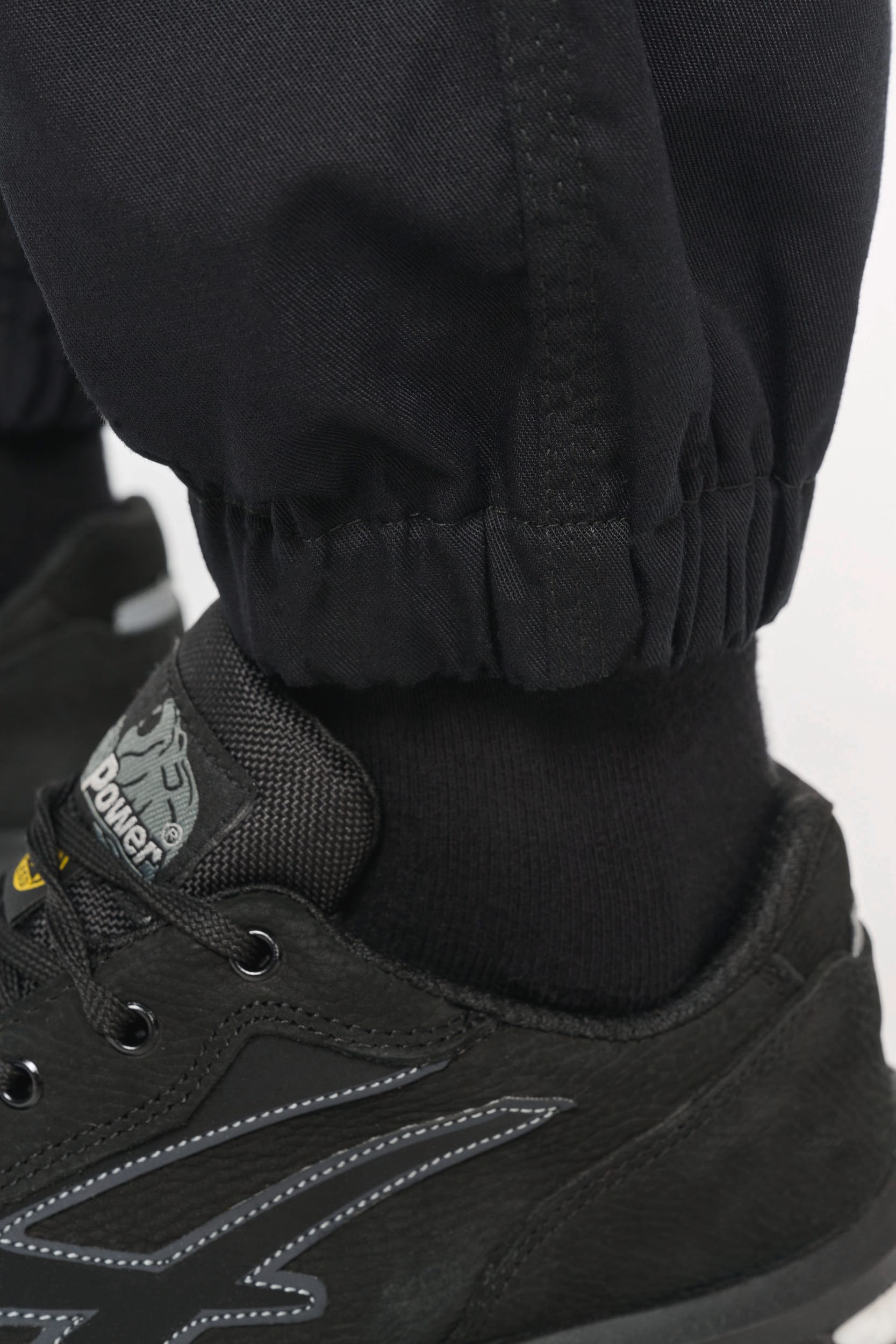 Pantalón tipo cargo unisex con bajo elástico