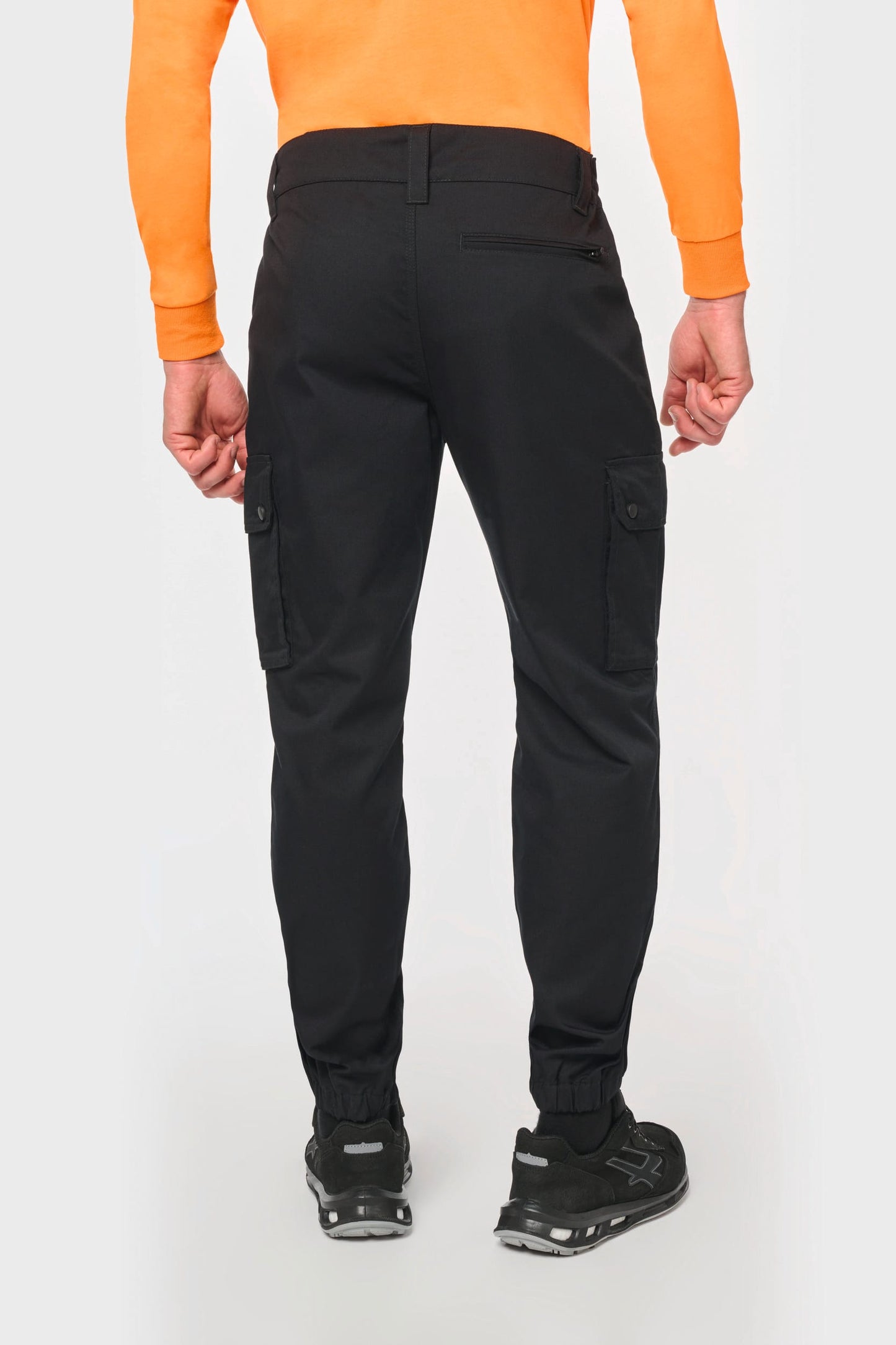 Pantalón tipo cargo unisex con bajo elástico