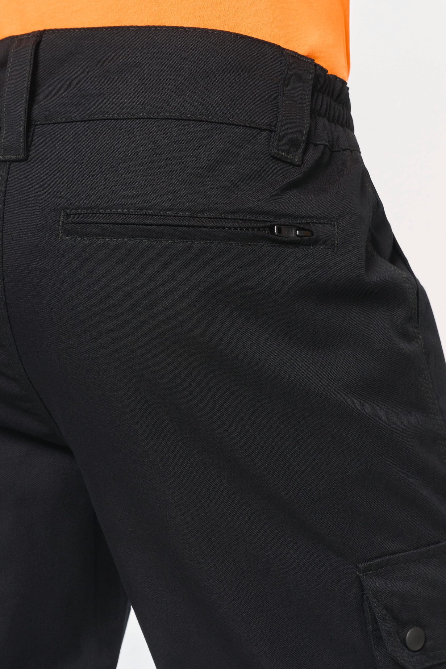 Pantalón tipo cargo unisex con bajo elástico