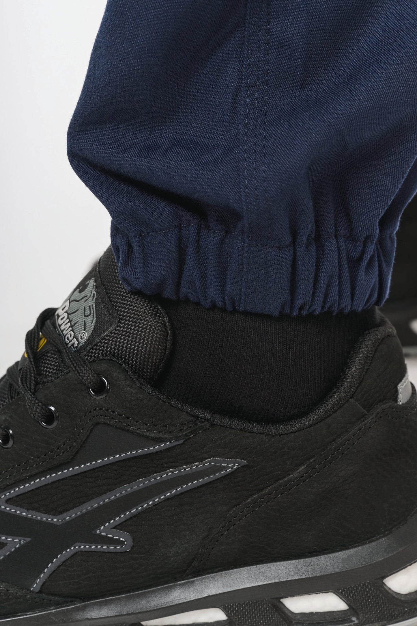 Pantalón cargo unisex con bajo elástico y tira reflectante