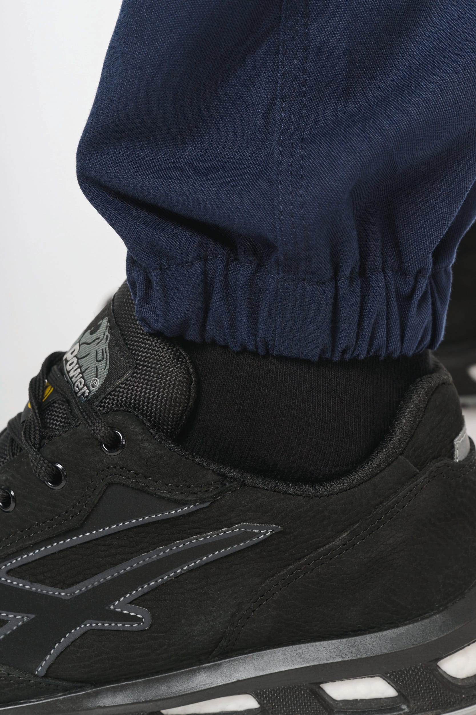 Pantalón cargo unisex con bajo elástico y tira reflectante